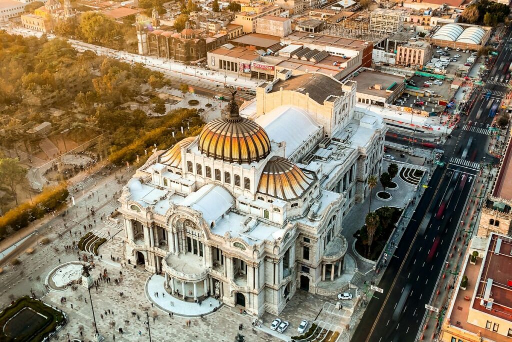 Vista aérea del Palacio de Bellas Artes en la Ciudad de México. Un monumento icónico rodeado de calles y edificios. #Tendencias del Marketing en Redes Sociales en México para 2025