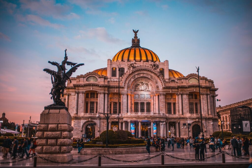 Esta imagen muestra el impresionante Palacio de Bellas Artes en México, con su majestuosa fachada y su domo dorado que resalta contra el cielo al atardecer. Junto al palacio, hay una estatua con una figura alada y un sinnúmero de personas que caminan por la plaza. En el contexto de "TikTok México Cómo Crear Videos Virales y Ganar Seguidores", los creadores pueden hacer videos en lugares tan emblemáticos como el Palacio de Bellas Artes. Mostrando la arquitectura, la vida cotidiana de la plaza y eventualmente las actuaciones y exposiciones que se realizan allí, utilizando música y transiciones atractivas, y agregando hashtags como #PalacioDeBellasArtes, #MéxicoLindo y #CulturaMexicana, pueden aumentar las posibilidades de que sus videos se hagan virales y de ganar seguidores.