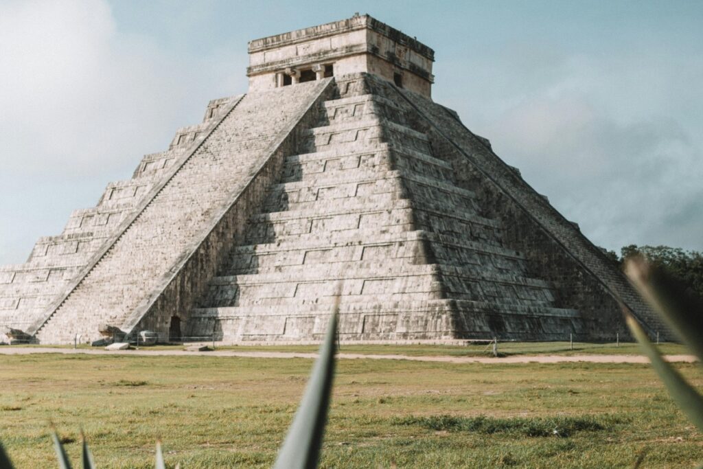 Esta imagen muestra la icónica pirámide de Kukulcán en Chichén Itzá, un sitio arqueológico maya en México. Con su estructura triangular y la plataforma en la cima, la pirámide se erige majestuosamente sobre un campo verde. En el contexto de "Twitter México Cómo Utilizar Hashtags para Potenciar tu Marca", si tu marca está relacionada con el turismo, la historia o la cultura mexicana, hashtags como #ChichenItza, #ArqueologiaMexicana y #CulturaMaya pueden ser muy efectivos. Compartiendo contenido relacionado con este icónico monumento y utilizando estos hashtags, puedes aumentar la visibilidad de tu marca y conectar con personas interesadas en temas mexicanos.