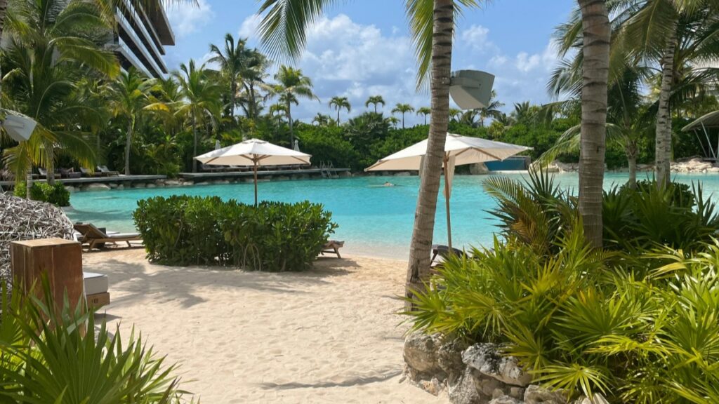 Playa tropical con palmeras,umbrellas y un hotel en México."Cómo ganar dinero en Bigo Live:Guía completa para principiantes",una opción para monetizar tu tiempo libre.