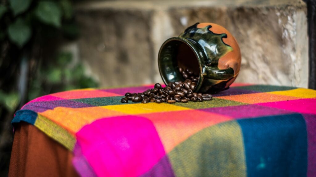Jarra de barro y café sobre una mesa decorada,representando la cultura mexicana."Cómo ganar dinero en Bigo Live:Guía completa para principiantes",una herramienta útil para emprendedores.