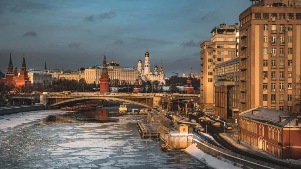 Descubre como conectar con creadores en Finlandia en Takatak para promover rutinas de bienestar via influencers.