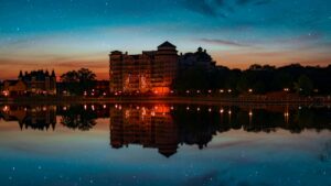 Guia practica para creadores en Mexico sobre como localizar, contactar y convencer a marcas de Bulgaria en Twitter para programas micro-seeding.