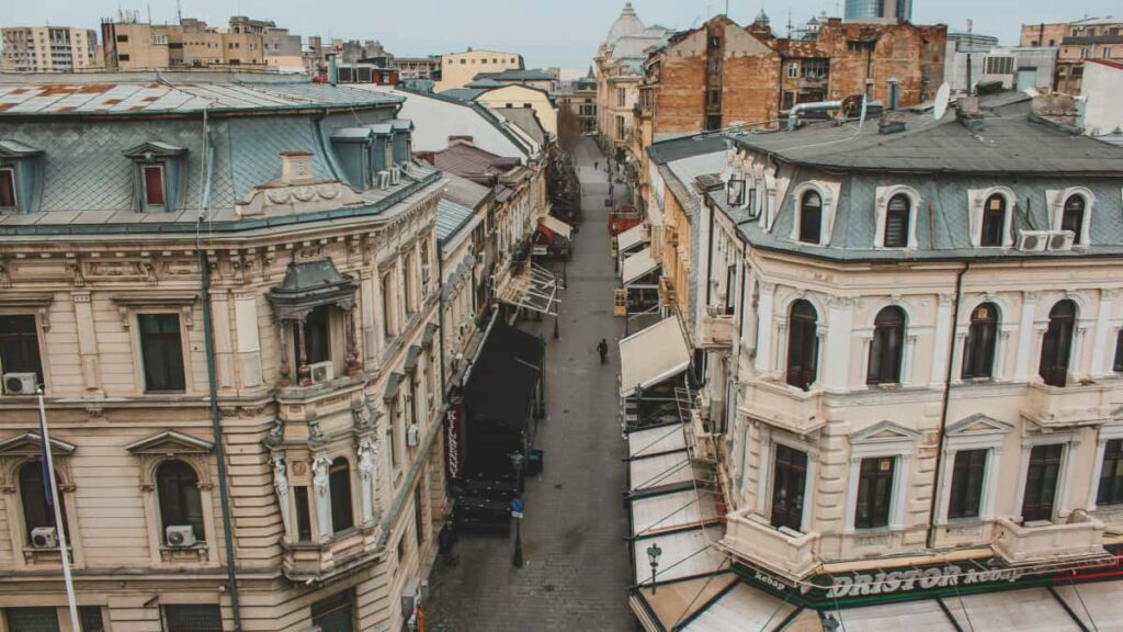 Guia practica para marcas en Mexico sobre como encontrar y colaborar con creadores kenyanos en Reddit y conectar esas colaboraciones con influencers de estilo en TikTok e Instagram.