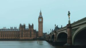 Guia practica para creadores mexicanos: como identificar, acercarte y negociar con marcas islandesas en Reddit para alianzas con publishers de videojuegos.